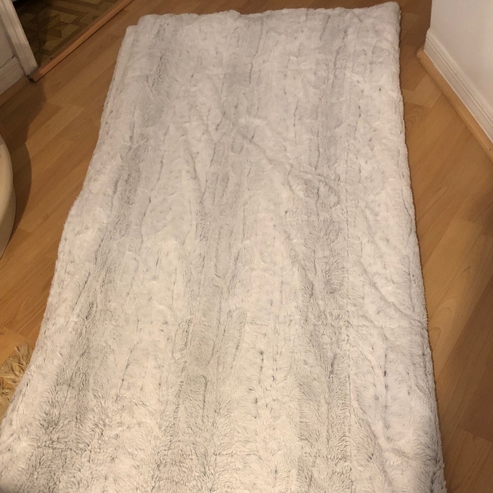 Plush Faux Fur Throw Blanket - White